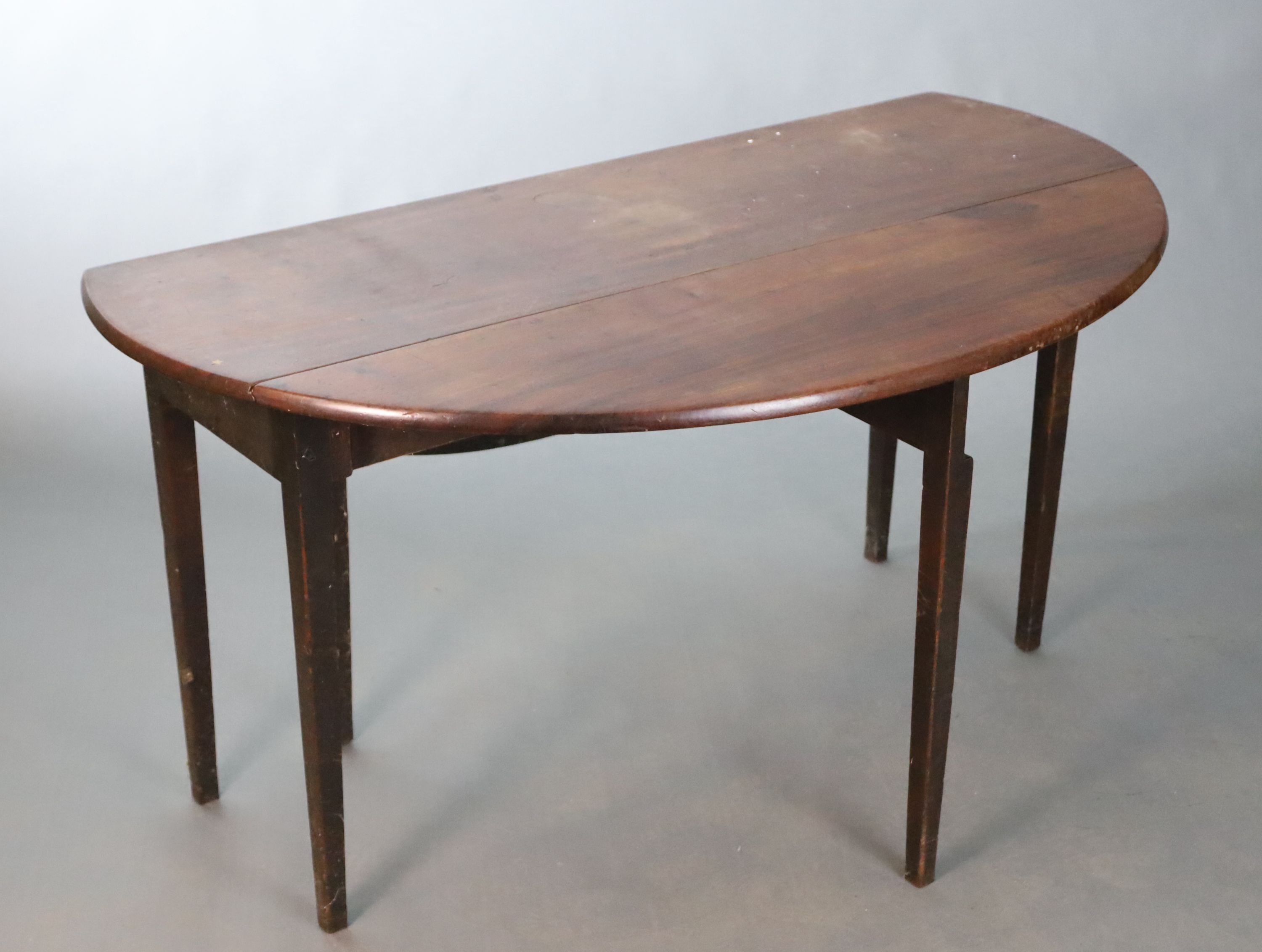 A George III mahogany supper table, W.114.5cm D.139.5cm H.74cm